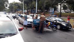 carro-bate-em-moto-de-entrega-de-gas-na-av.-garibaldi-e-deixa-o-transito-lento